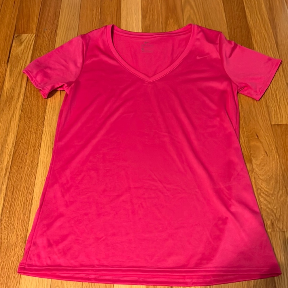 Nike tee NWOT medium fitted